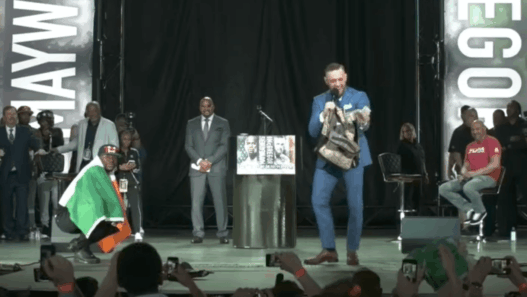 Floyd Mayweather prend le drapeau irlandais, McGregor chope son sac