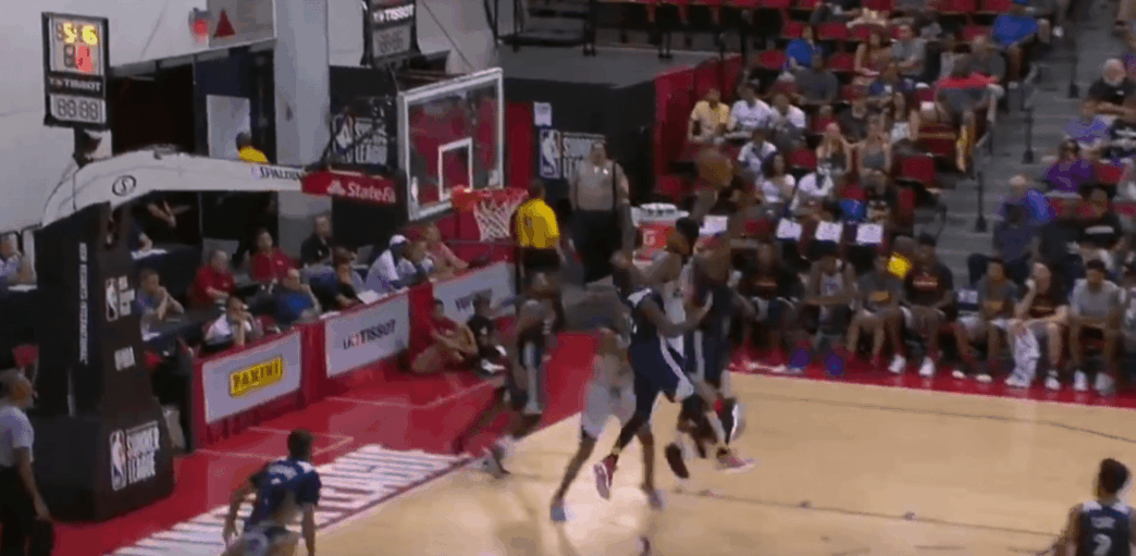 John Collins fracasse le cercle en Summer League