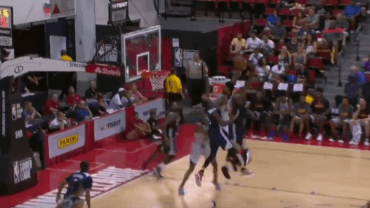 John Collins fracasse le cercle en Summer League