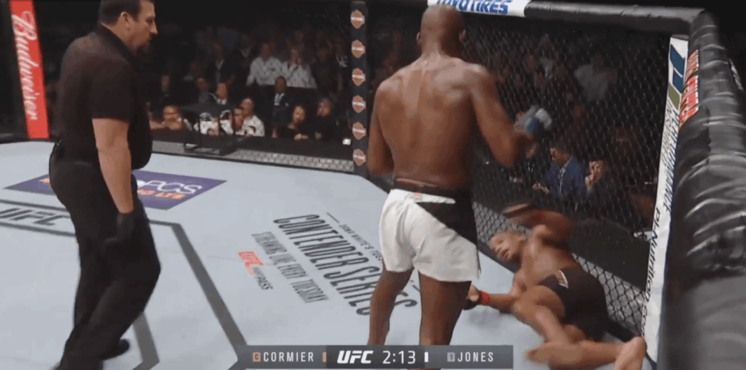 Jon Jones termine Daniel Cormier au troisième round à l'UFC 214
