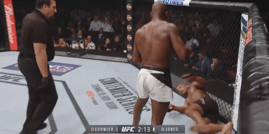 Jon Jones termine Daniel Cormier au troisième round à l'UFC 214