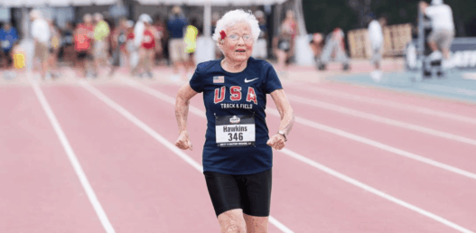 Julia Hawkins bat le record du monde du 100m pour une femme de plus