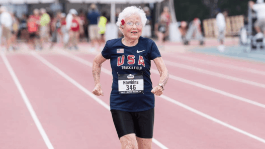 Julia Hawkins bat le record du monde du 100m pour une femme de plus