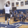 Karl-Anthony Towns marque du milieu de terrain pour un enfant