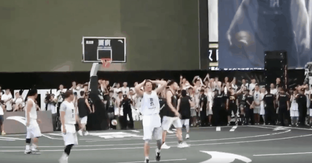 Klay Thompson dribble puis envoie un airball à 3 points en Chine