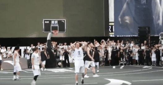 Klay Thompson dribble puis envoie un airball à 3 points en Chine