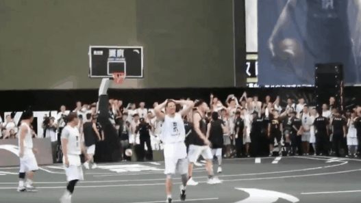 Klay Thompson dribble puis envoie un airball à 3 points en Chine