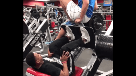 Leg-Press à 650kg - Le pied de Myles Garrett va beaucoup mieux
