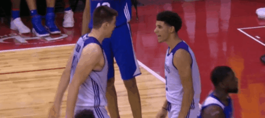 Lonzo Ball en démonstration face aux Philadelphia Sixers