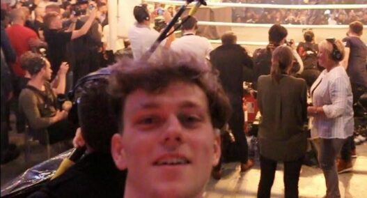 Il s’incruste à la Conférence de Presse Mayweather vs. McGregor