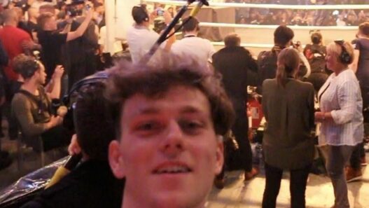 Il s’incruste à la Conférence de Presse Mayweather vs. McGregor