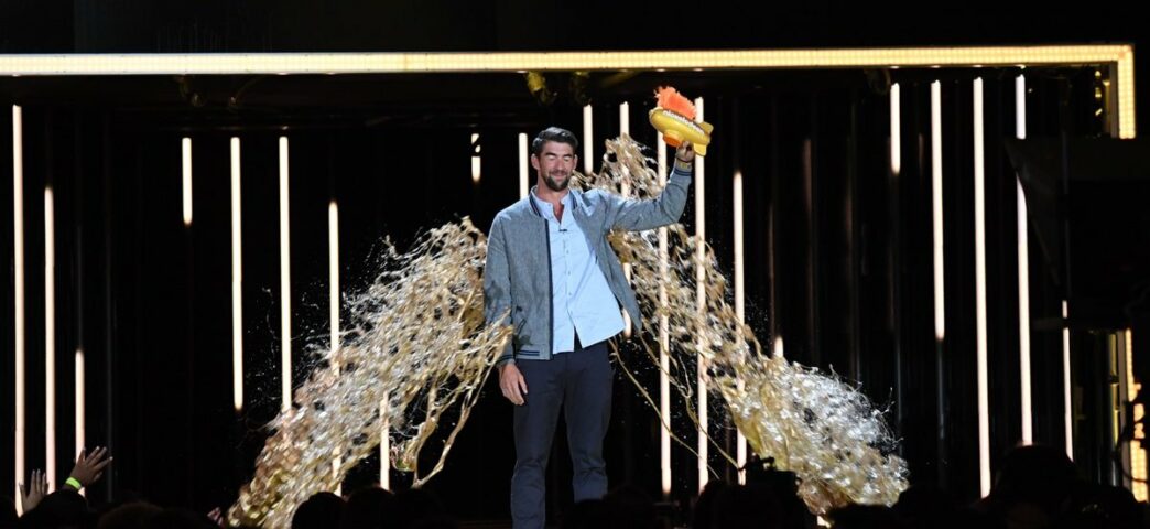 Michael Phelps couvert d’or au moment de recevoir son Legend Award