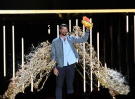Michael Phelps couvert d’or au moment de recevoir son Legend Award