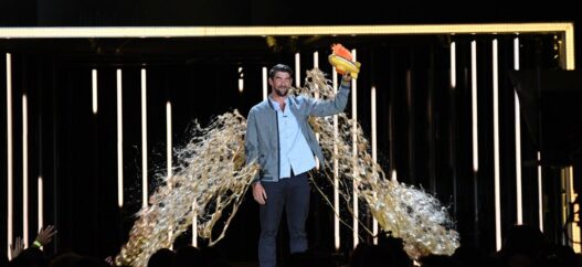 Michael Phelps couvert d’or au moment de recevoir son Legend Award