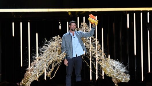 Michael Phelps couvert d’or au moment de recevoir son Legend Award