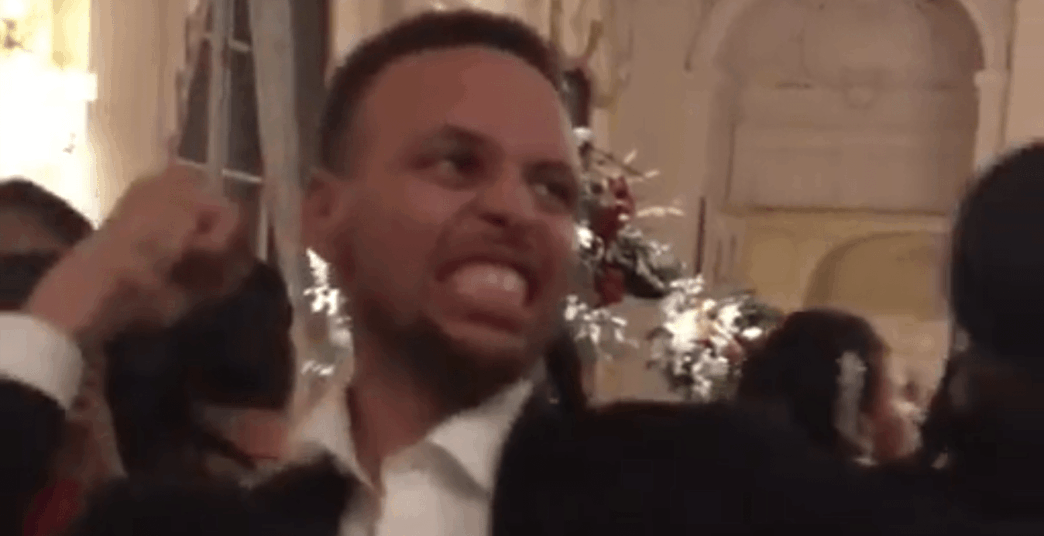 Stephen Curry fait le LeBron James Challenge devant un Kyrie Irving hilare