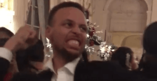 Stephen Curry fait le LeBron James Challenge devant un Kyrie Irving hilare
