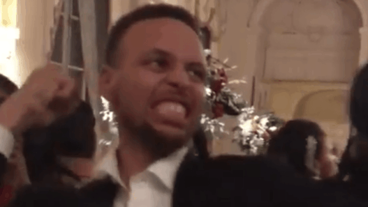 Stephen Curry fait le LeBron James Challenge devant un Kyrie Irving hilare