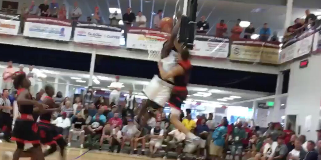 Zion Williamson s’assomme contre le panneau en montant au contre