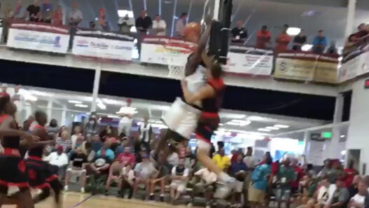 Zion Williamson s’assomme contre le panneau en montant au contre