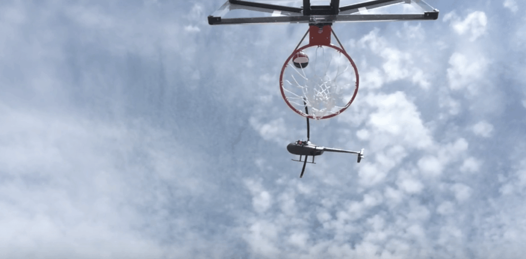 Les Harlem Globetrotters marquent un panier…d’un hélicoptère