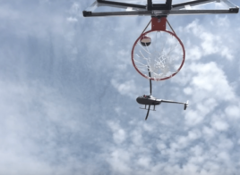 Les Harlem Globetrotters marquent un panier…d’un hélicoptère