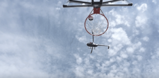Les Harlem Globetrotters marquent un panier…d’un hélicoptère