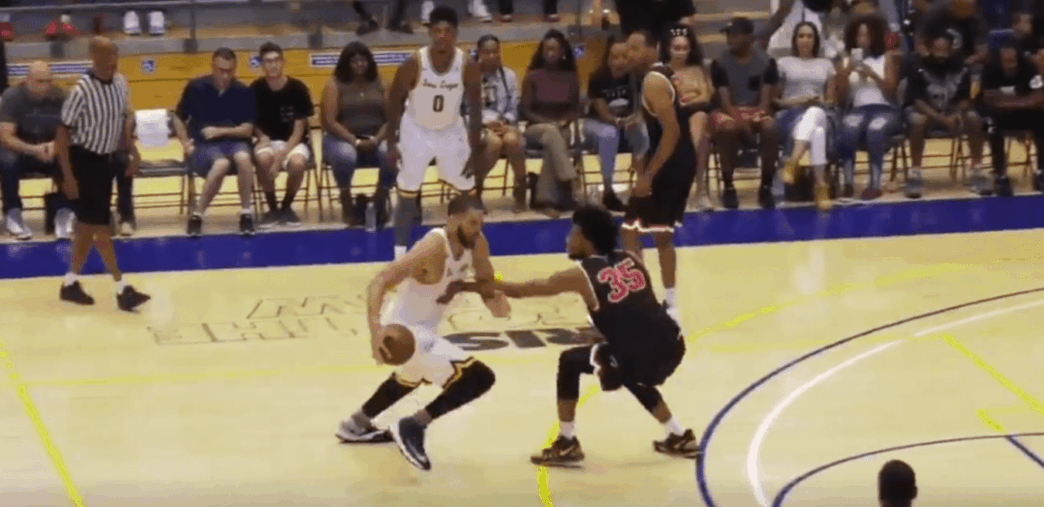 JaVale McGee tente désespérément de scrorer sur Marvin Bagley III