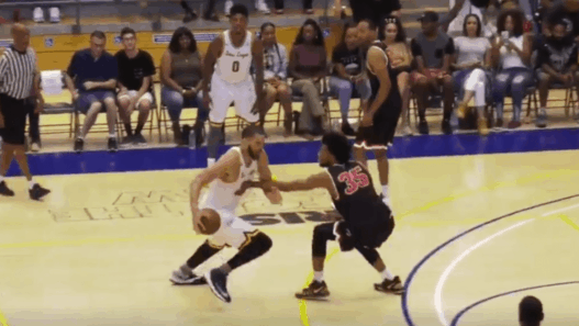 JaVale McGee tente désespérément de scrorer sur Marvin Bagley III