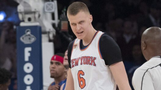 Kristaps Porzingis serait la cible des Cavs pour le trade Kyrie Irving
