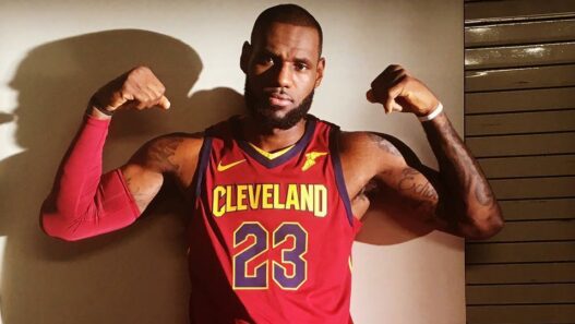 LeBron James présente le nouveau maillot des Cavaliers