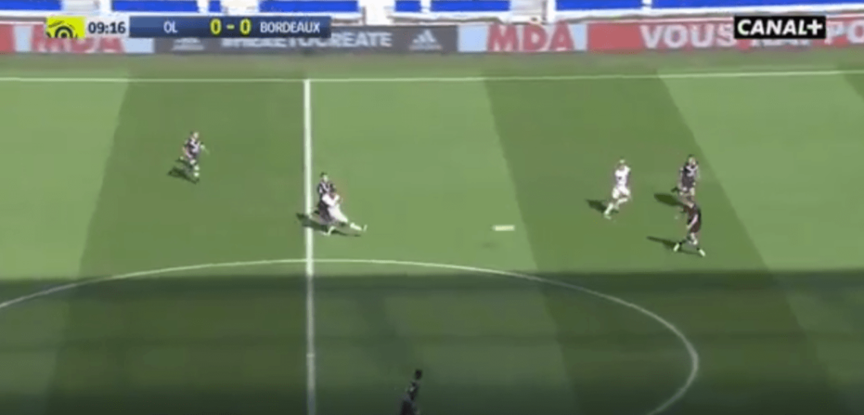 Nabil Fékir marque un but de la ligne médiane contre Bordeaux
