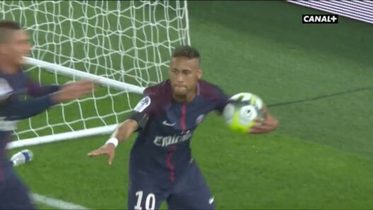 Sous les yeux de Blaise, Neymar marque et fait le Matuidi Charo