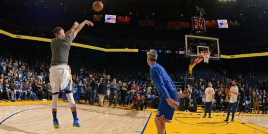 Stephen Curry fait un concours à trois points et ne manque que 2 tirs