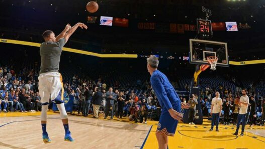 Stephen Curry fait un concours à trois points et ne manque que 2 tirs