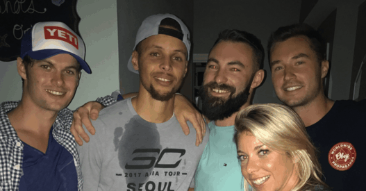 Stephen Curry se tape l’incruste dans une soirée