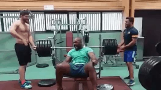 Teddy Riner soulève 230 kilos en développé couché