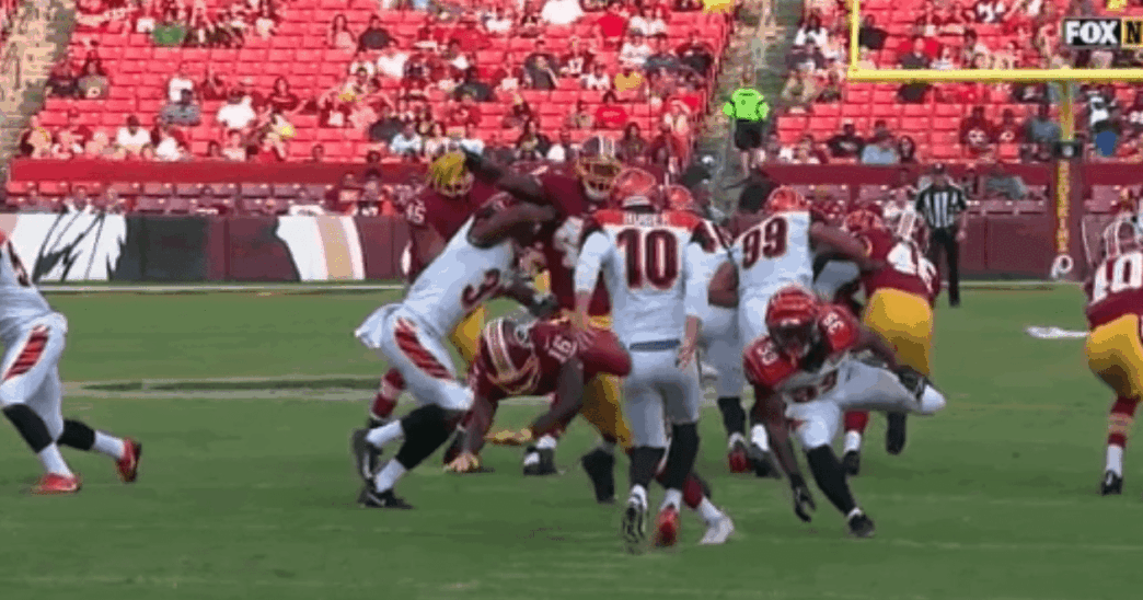 Le punter des Bengals claque le move de l’année contre les Redskins