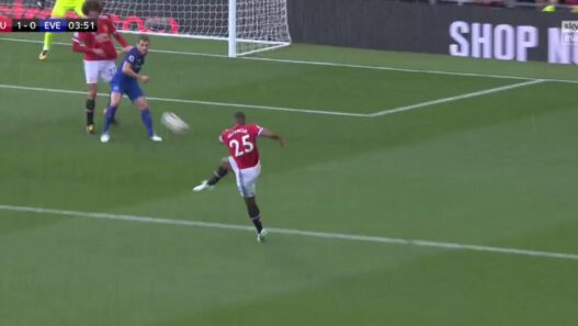Antonio Valencia a ouvert le score sur une merveille pour Manchester