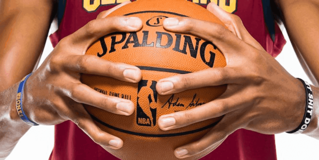 Le joueur des Cavaliers Edy Tavares a des mains gigantesques !