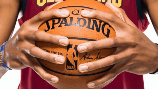 Le joueur des Cavaliers Edy Tavares a des mains gigantesques !