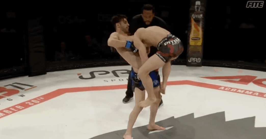 Cheya Saleem signe la soumission du week-end en soulevant son adversaire