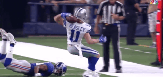 Cole Beasley claque la réception à une main, dans le dos