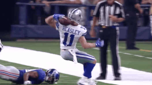 Cole Beasley claque la réception à une main, dans le dos