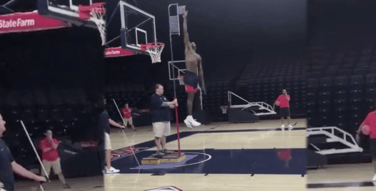 DeAndre Ayton énorme espoir - 19 ans, 2m16 et détente d’1m10