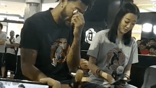 Derrick Rose en larmes après un hommage de ses fans chinois