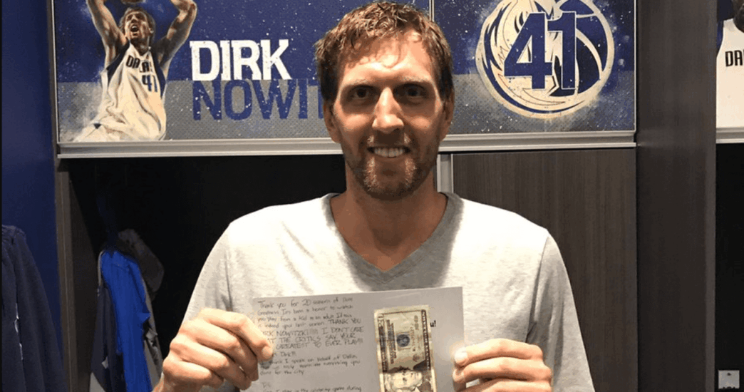 Dirk Nowitzki reçoit 20$ de la part d’un fan