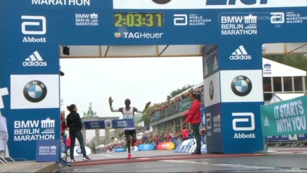 Eliud Kipchoge s'impose au Marathon de Berlin, proche du record du monde