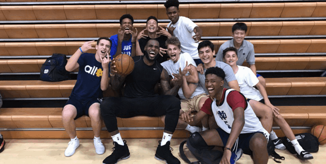 LeBron James arrive et s&rsquo;entra&icirc;ne par surprise dans un lyc&eacute;e