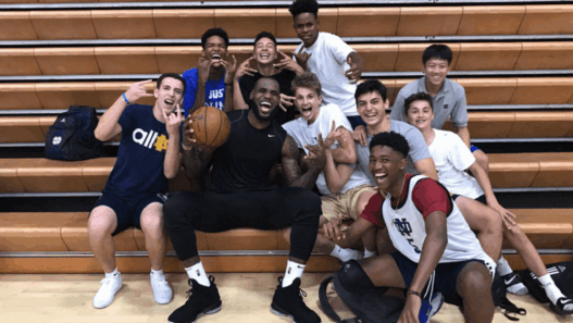 LeBron James arrive et s’entraîne par surprise dans un lycée